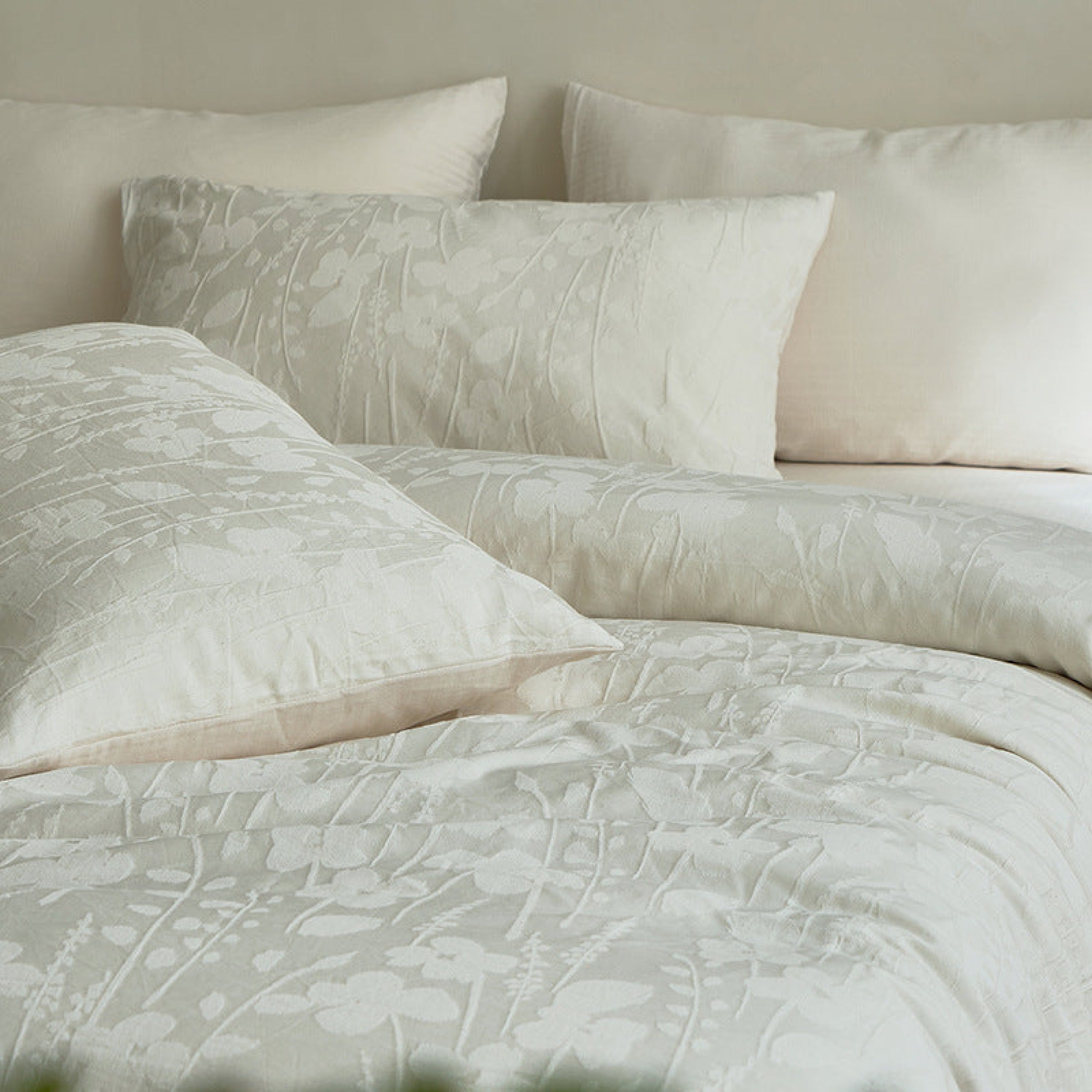 Elin Tencel™ Silky Jacquard Bedding Set – Bouquet