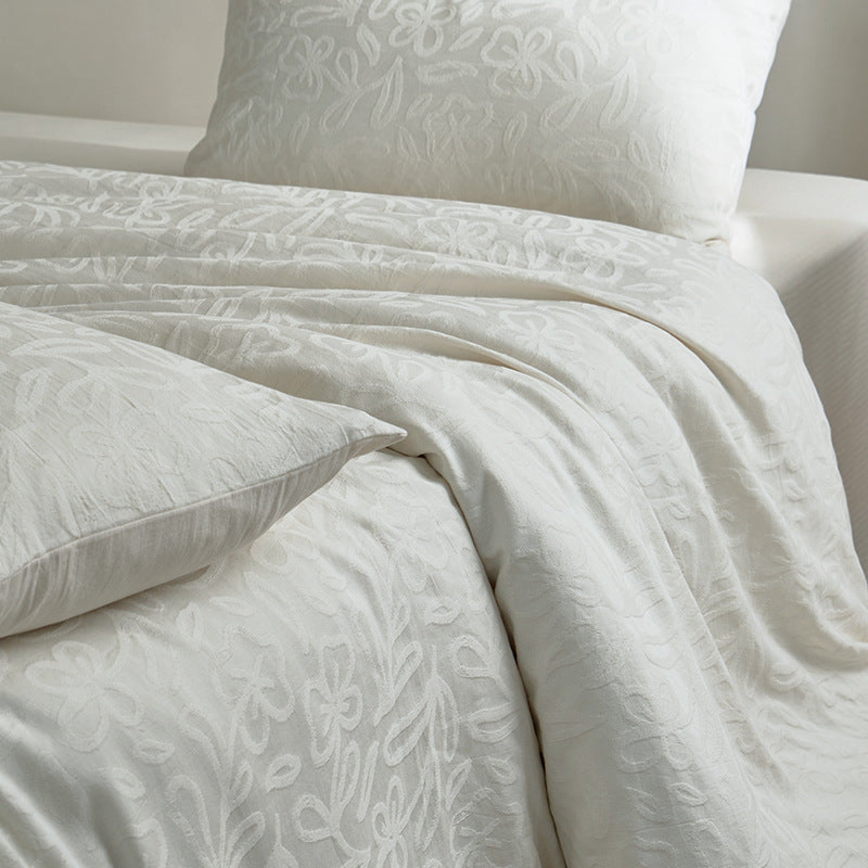 Elin Tencel™ Silky Jacquard Bedding Set – Bouquet